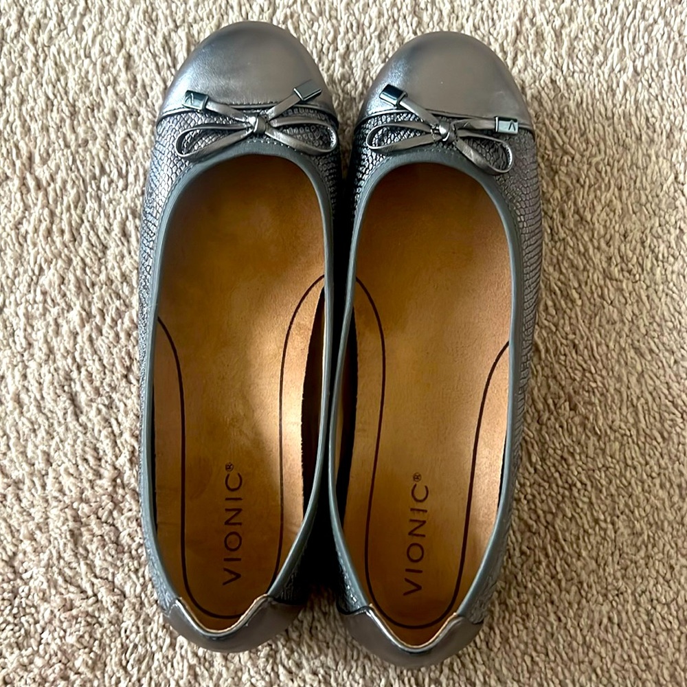 Vionic Minna Flats - silver snakeskin